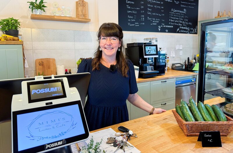 ‚Mimi‘ im Glück. – Seit einem dreiviertel Jahr betreibt Maria Stiller ihr Ladencafé im sächsischen Schwepnitz. Obwohl es einige Herausforderungen gab, hat sie den Entschluss nicht bereut. Im Gegenteil. – Bild: MDR/​Steffi Peltzer-Büssow