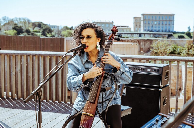 Nesrine kombiniert Cello mit Gesang und verbindet dabei Jazz, Klassik und arabisch-nordafrikanische Einflüsse. – Bild: Gaëlle Beri/​Mucem
