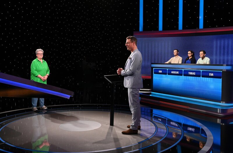 Moderator Alexander Bommes (M.) mit den Kandidat:innen: Kim Boie Hertle (3.v.r.), Aggeliki Sampan Oglou (2.v.r.), Dr. Tobias Schuldt (r.), Eva Schmelnik-Tommes (l.). – Bild: ARD/​Uwe Ernst