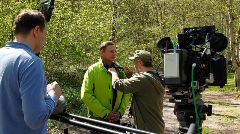 Der Moderator Axel Bulthaupt (Mitte) und sein Filmteam vor der Heimkehle. – Bild: MDR/​Klaus Winterfeld