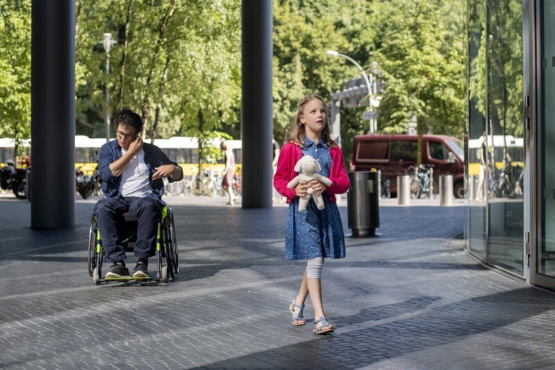 Lina ist in der großen Stadt unterwegs. – Bild: KiKA/​Erik Drews