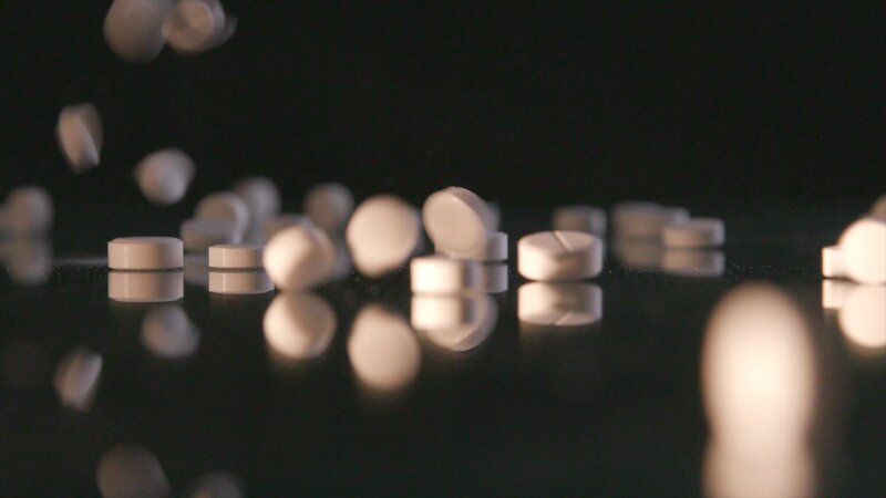 Cortison gibt es nicht nur als Tabletten, sondern auch als Salbe, Zäpfchen uvm. – Bild: Jupp Tautfest /​ ZDF