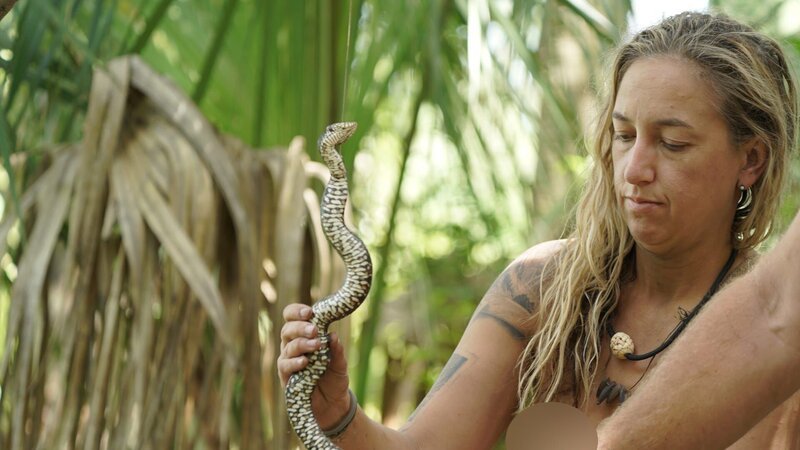 Tori with snake kill – Bild: Warner Bros. Discovery