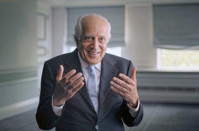 Zalmay Khalilzad war als US-Sonderbeauftragter für Afghanistan der wichtigste US-Diplomat für das Land. – Bild: LOOKSfilm/​Filippo Genovese