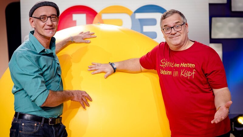 Obwohl die Sonne so weit entfernt ist, ist ihr Wirkung nicht zu unterschätzen. Rolf Behringer (l.) klärt auf! – Bild: ZDF und Ruppografie – Nadine Rupp