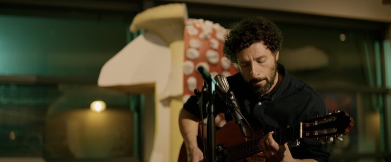 José González präsentiert mehrere sehr intime Performances in Installationen bekannter Künstlerinnen und Künstler wie Karol Radziszewski, Carsten Höller und Maya Deren. – Bild: ZDF /​ klangmalerei.tv