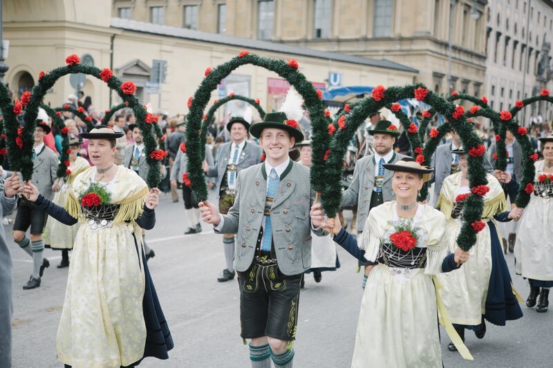 Heimat- und Gebirgstrachtenverein D’Lustinga Isartaler, München: Den ersten Oktoberfest Trachten- und Schützenzug nach dem Zweiten Weltkrieg haben 1949 d’Lustinga Isartaler aus München organisiert. Seither sind sie selbstverständlich immer dabei. Sie tragen aber kein Münchner Bürgergewand, sondern eine Miesbacher Gebirgstracht. – Bild: Simon Heimbuchner /​ BR