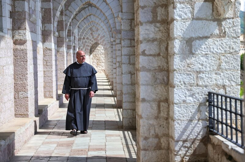 Der Franziskanerbruder Thomas Freidel im berühmten Franziskanerkloster Sacro Convento in Assisi in der italienischen Region Umbrien – Bild: Ralf Gemmecke/​Tellux Dresden