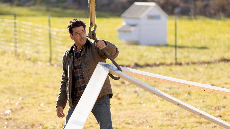 Construction photo of Jonathan Knight working on the barn, as seen on Farmhouse Fixer, Season 3. – Bild: HBO Max