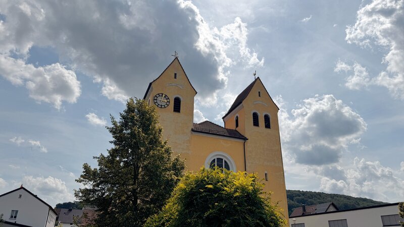 Der Gottesdienst wird aus der Kirche Heilig Kreuz in Kelheim ausgestrahlt. – Bild: ZDF und Anja Wonner, Katholische Hörfunk- und Fernseharbeit