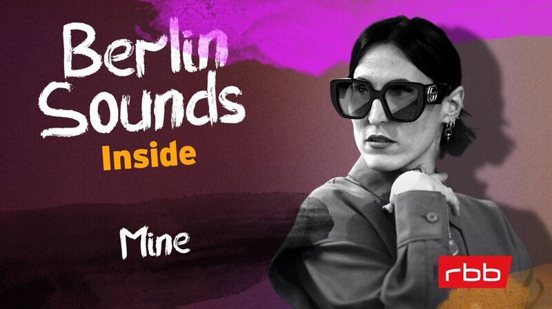 Ihr Markenzeichen sind ausgefallene Brillen. Und auch sonst bewegt sich Mine (Foto) jenseits gängiger Schubladen. Es gibt kein Instrument, das sie nicht spielen kann und kein Seil, das sie nicht hochklettern kann – als gelernte Hochseilakrobatin. Warum sie so lange für ihr erstes Album brauchte und was die Vorteile von organisch gewachsenem Erfolg sind, erklärt die gebürtige Stuttgarterin in dieser Folge. Außerdem erzählt sie Anja Caspary, was der frühe Tod ihrer Mutter mit ihr gemacht hat und weshalb sie so gerne in Berlin lebt. – Bild: rbb/​picture alliance/​dpa/​Britta Pedersen