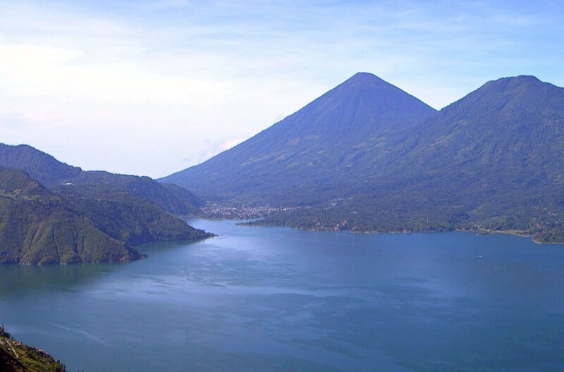Zwischen Vulkanen eingebettet liegt der geheimnisvolle Lago de Atitlán, der zweitgrößte See Guatemalas. – Bild: Elephant Doc