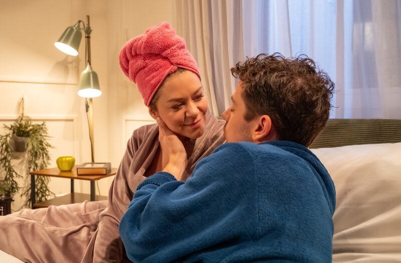 Fanny (Johanna Grean l.) ist mit Kilian (Anthony Paul r.) um Unbeschwertheit bemüht. – Bild: ARD/​WDR/​Saskia Pavek