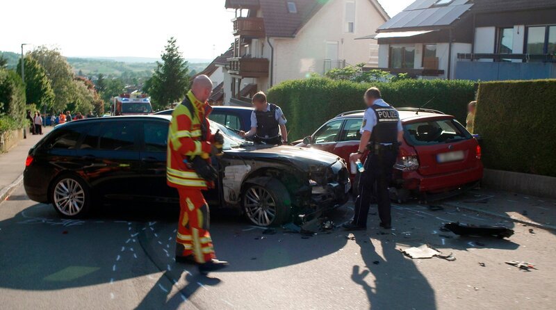 Autounfall – Polizei und Rettungssanitäter sind vor Ort. – Bild: SWR