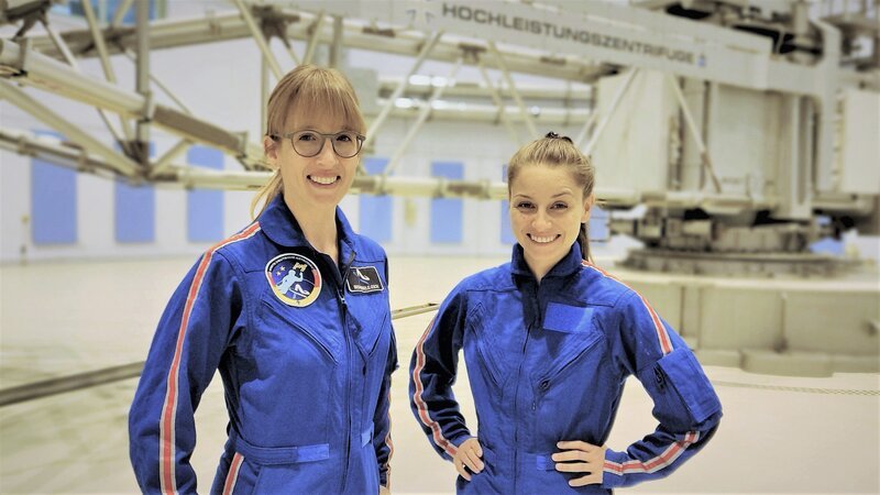 Checkerin Marina (rechts) mit Insa Thiele-Eich beim Astronautinnen-Training. – Bild: BR/​megaherz gmbh/​Miriam Bade