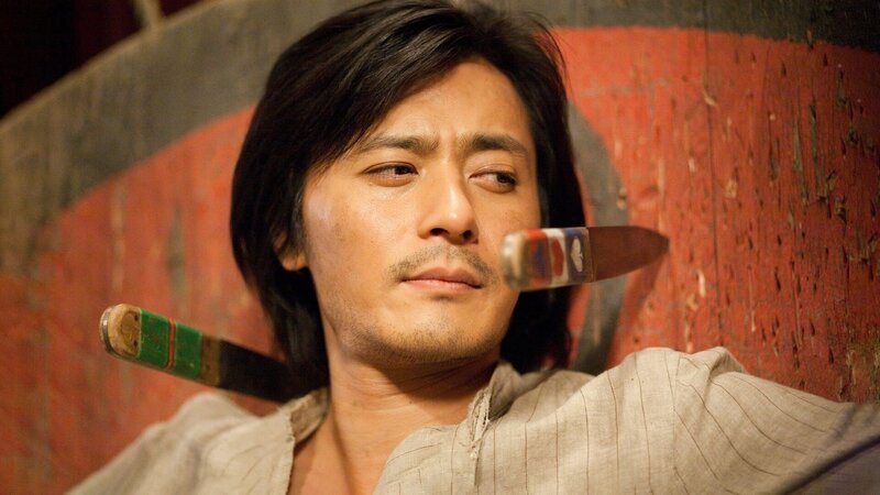 Nachdem Schwertkämpfer Yang (Jang Dong-gun) die Mitglieder eines verfeindeten Clans getötet hat, verschont er ein Neugeborenes. Da sein eigener Clan jedoch den Tod des Kindes fordert, flieht Yang in den amerikanischen Westen, wo er Unterschlupf bei einem Wanderzirkus findet. Doch schon bald wird der Frieden in seiner neuen Heimat bedroht: Nicht nur sein Lehrmeister Saddest Flute, sondern auch weitere gefährliche Gegner sind ihm auf den Fersen. – Bild: ZDF Nachdem Schwertkämpfer Yang (Jang Dong-gun) die Mitglieder eines verfeindeten Clans getötet hat, verschont er ein Neugeborenes. Da sein eigener Clan jedoch den Tod des Kindes fordert, flieht Yang in den amerikanischen Westen, wo er Unterschlupf bei einem Wanderzirkus findet. Doch schon bald wird der Frieden in seiner neuen Heimat bedroht: Nicht nur sein Lehrmeister Saddest Flute, sondern auch weitere gefährliche Gegner sind ihm auf den Fersen. – Bild: ZDF