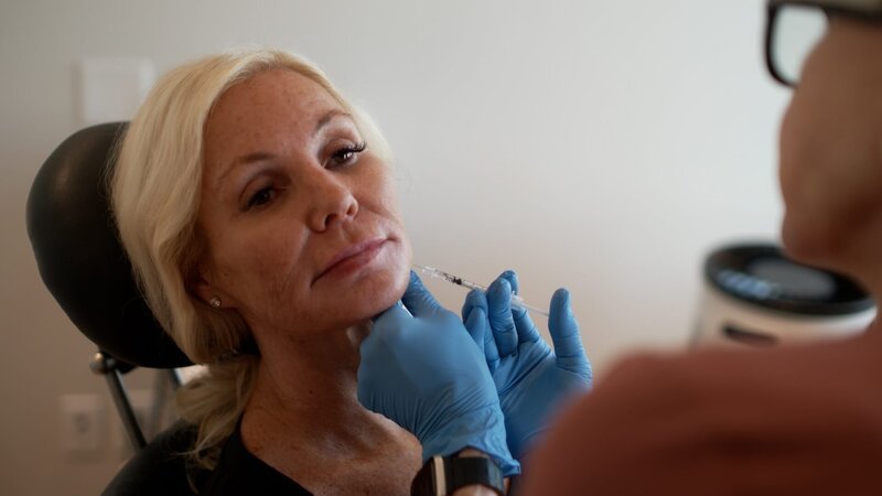 Der Druck, jung auszusehen, lastet besonders schwer auf Frauen. Wenn sie altern, riskieren sie, quasi unsichtbar zu werden. Manche versuchen, das zum Beispiel mit Botox-Behandlungen zu verhindern. – Bild: ZDF Der Druck, jung auszusehen, lastet besonders schwer auf Frauen. Wenn sie altern, riskieren sie, quasi unsichtbar zu werden. Manche versuchen, das zum Beispiel mit Botox-Behandlungen zu verhindern. – Bild: ZDF