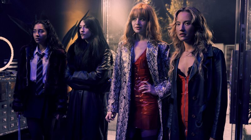 Die Escort-Ladies auf dem Weg zum Junggesellenabschied (v. li. n. re.): Giulia (Samirah Breuer), Liliana (Lera Abova), Eve (Flora Li Thiemann) und Nelly (Ella Morgen) alias „Aurora“. – Bild: ARD Degeto Film/​Mia Wallace Productions/​Senator Film Produktion/​Michel Vertongen