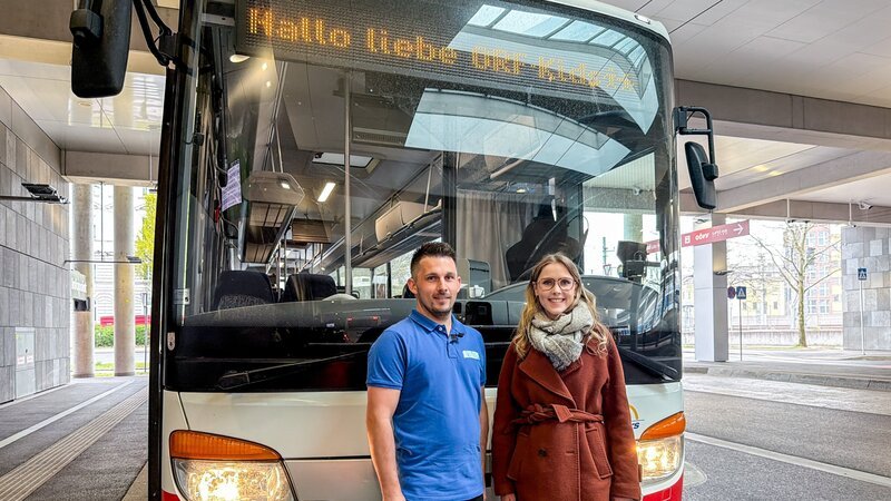 Busfahrer Michael und Lena vor ihrem Bus. – Bild: ORF