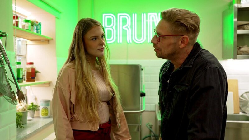 Ella möchte sich bei Benni entschuldigen, weil sie ihm das USA-Angebot verschwiegen hat. Doch er blockt ab. Als Ella erneut an ihrer Entscheidung zweifelt, bringt Bruno sie auf eine Idee, die ihrer Beziehung eine Zukunft geben könnte. – Bild: RTLZWEI