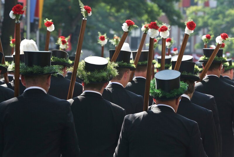 Neuss ist im Ausnahmezustand und die Lokalzeit live dabei. Vier Tage lang übernehmen die Schützen die Stadt, Hunderttausende feiern dabei mit. Moderatorin Désirée Rösch meldet sich live von der großen Festwiese auf dem Landesgartenschau-Gelände. In der 30-minütigen Sondersendung stehen die schönsten und emotionalsten Momente des Festes im Mittelpunkt. Schützen in Uniformen marschieren beim Neusser Schützenfest. – Bild: WDR/​picture alliance/​dpa/​David Young