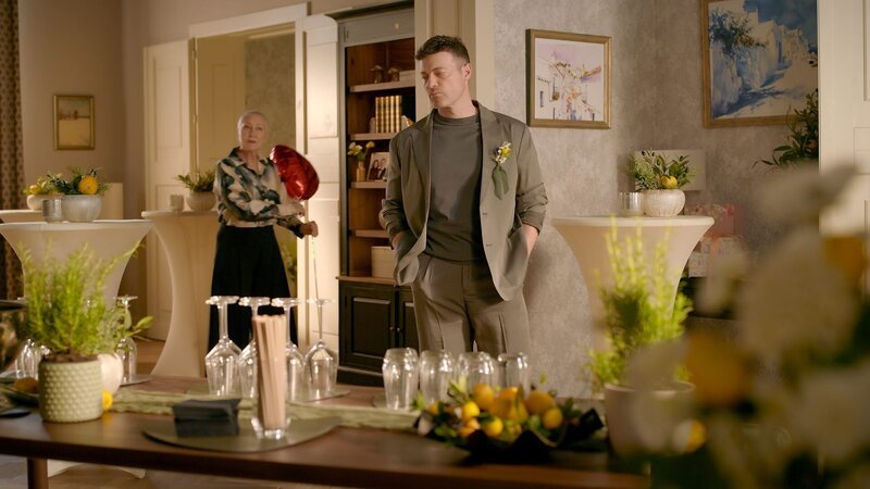 Ben (Jörg Rohde) bleibt frustriert alleine in der Villa zurück. Hinten Renate Scholz (Ingeborg Brings) – Bild: RTL