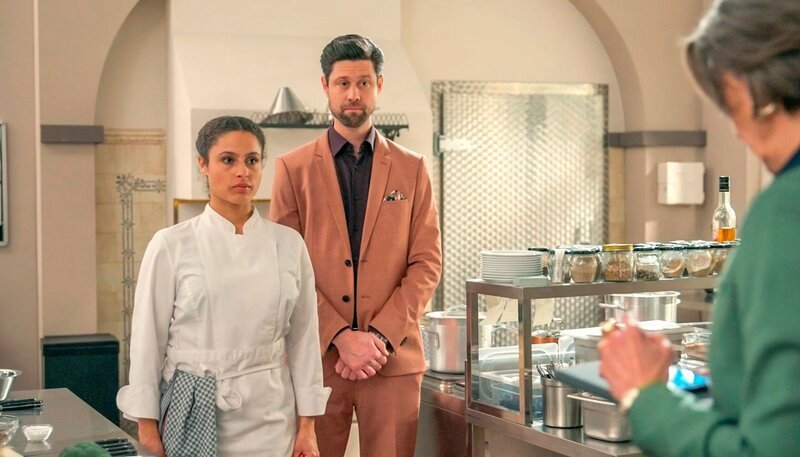 Julius (m. Jan Stapelfeldt) stellt Ellie (l. Kim Biebow) trotz falscher Zeugnisse als Köchin im Carlas ein. Wird Victoria (r. Caroline Schreiber) seine Entscheidung akzeptieren? – Bild: NDR
