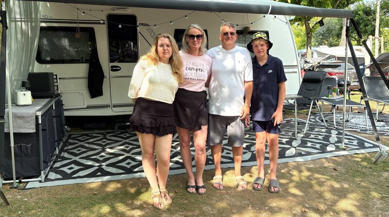 Familie Blodt vor ihrem neuen Wohnwagen. v.l.: Mia (19), Wieslawa (45), Holger (59), Ben (14) – Bild: WDR/​Sagamedia GmbH