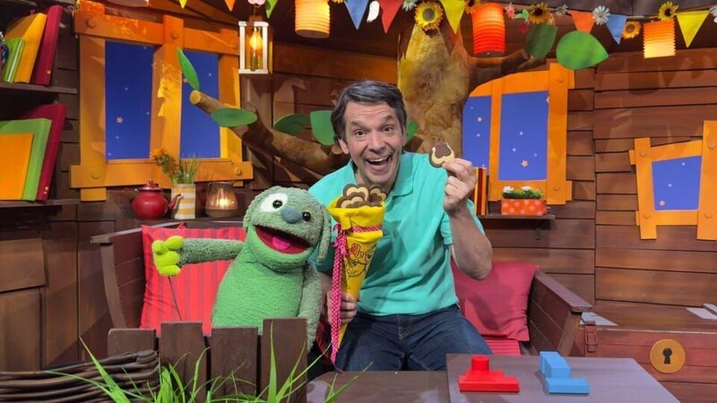 Knolle und Juri lernen zählen für den Matheunterricht. Jetzt ist Knolle bereit für die Einschulung und hat sogar eine selbst gebastelte Schultüte mit. – Bild: KiKA