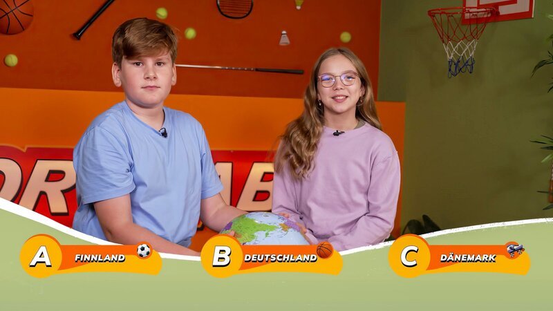 In der Sport-ABC-Folge N stellen sich die heutigen Ratekids Luisa und Wenzel spannenden Sportarten rund um den Buchstaben N. – Bild: ORF/​Tower10