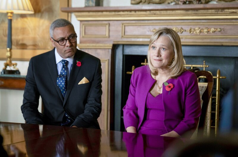 Auf öffentlichen Druck hin empfangen die Staatsminister James Cleverly (Christopher Colqhoun) und Liz Truss (Vivienne Gibbs) Richard Ratcliffe. – Bild: Dancing Ledge Productions