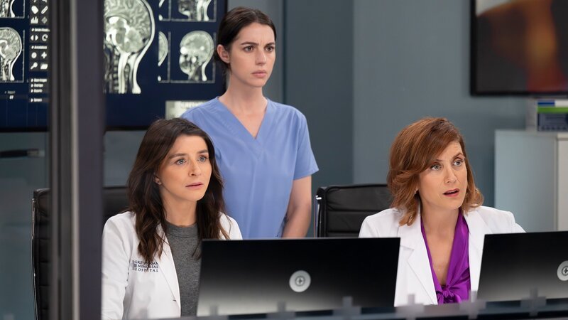 Studieren die CT-Resultate, v.li.: Caterina Scorsone als Dr. Amelia Shepherd, Adelaide Kane als Dr. Jules Millin, Kate Walsh als Dr. Addison Montgomery – Bild: SRF zwei