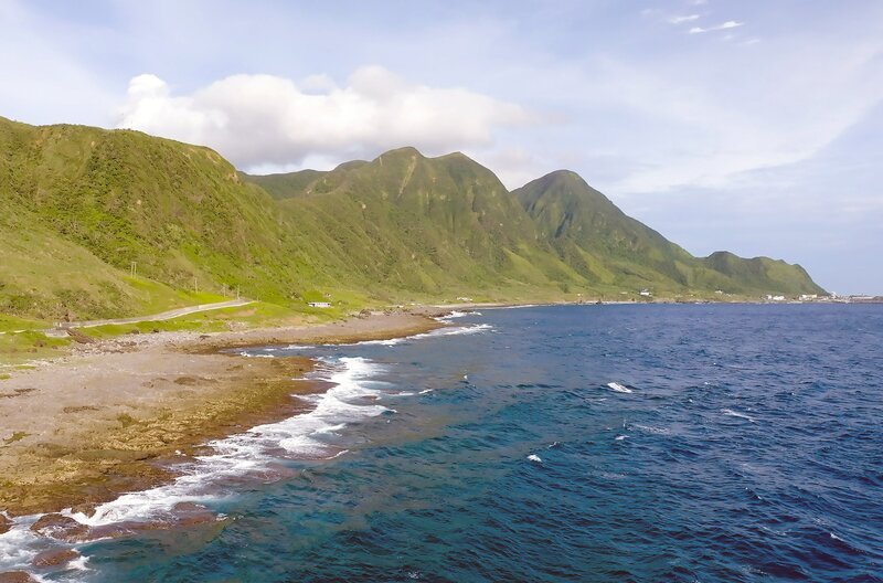 Berge und Meer charakterisieren die dramatische und unberührte Landschaft auf Lanyu. – Bild: Randy Wang