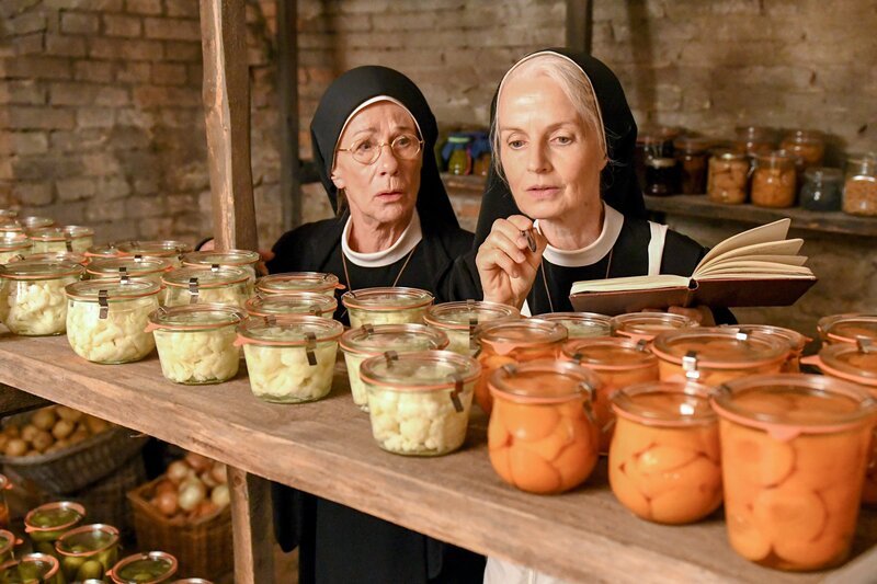 Schwester Agnes hortet Vorräte im Keller (v.li.: Karin Gregorek, Emanuela von Frankenberg). – Bild: ORF 2