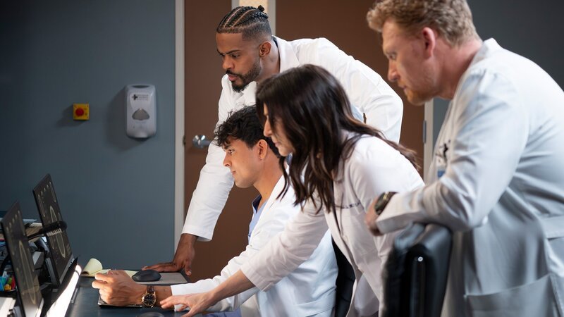 Studieren die Resultate, v.li.: Niko Terho als Dr. Lucas Adams, Trevor Jackson als Dr. Wes Bryant, Caterina Scorsone als Dr. Amelia Shepherd, Kevin McKidd als Dr. Owen Hunt – Bild: SRF/​Disney /​ Anne Marie Fox