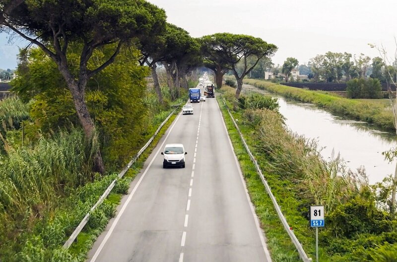 50 Kilometer schnurgeradeaus: Bis heute gilt der Abschnitt zwischen Cisterna und Terracina als längste gerade Straßenstrecke in Europa. – Bild: Moritz Marz