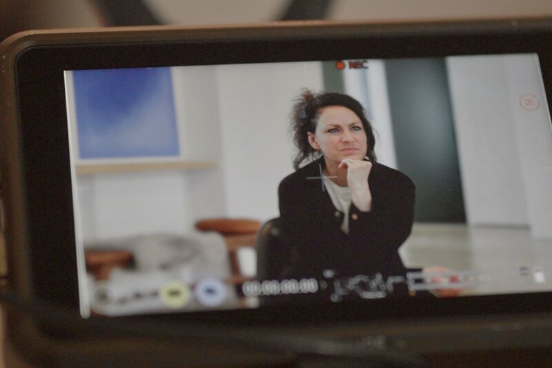 Die Medienwissenschaftlerin Katharina Mosene beschreibt das Internet als Verstärker anti-queerer Debatten. – Bild: ZDF und Björn Lindenblatt