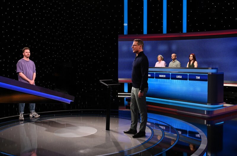 Moderator Alexander Bommes (M.) mit den Kandidat:innen: Marina Linke (3.v.r.), Marco Vuodi (2.v.r.), Luisa Kotzeck (r.), Tim Freiensehner (l.). – Bild: ARD/​Uwe Ernst