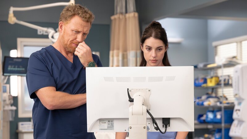 Bilder sorgen für Stirnrunzeln: Kevin McKidd als Dr. Owen Hunt, Adelaide Kane als Dr. Jules Millin – Bild: SRF/​Disney