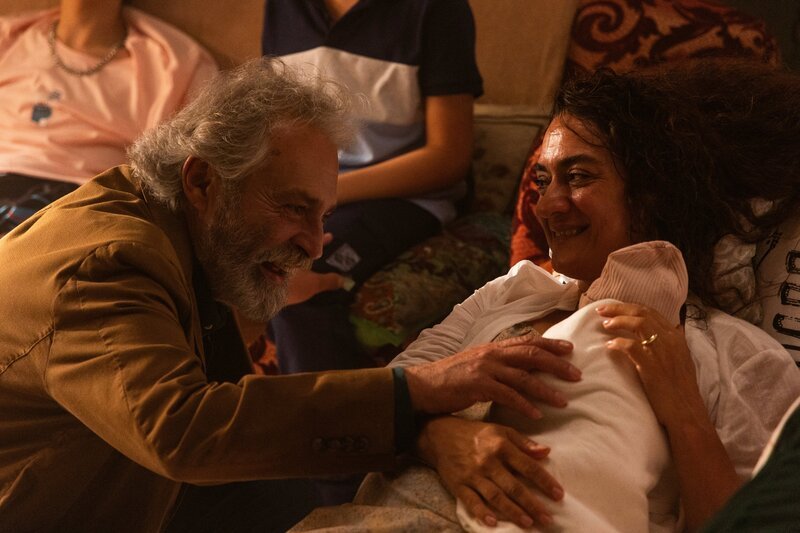 Private Freude: Ikmen (Haluk Bilginer) und seine Frau Fatma (Uygar Tamer) sind wieder Eltern geworden. – Bild: ZDF und aliguler