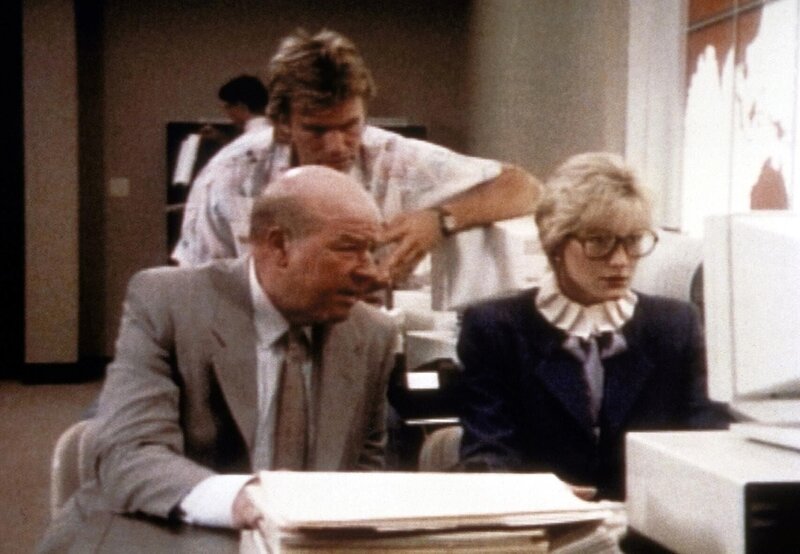 (v.l.n.r.) Pete (Dana Elcar), MacGyver (Richard Dean Anderson) und Joanne (Pamela Bowen) überprüfen am Computer die Akten. – Bild: Paramount Pictures