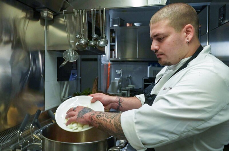 Chefkoch Marco Carella bereitet in seinem Gourmetrestaurant den Star der sizilianischen Küche zu: Anelletti al forno. – Bild: Elephant Doc