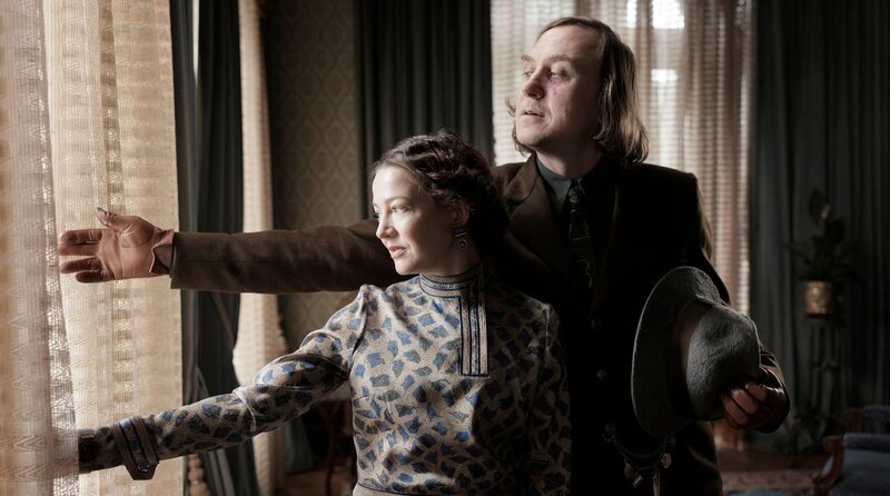 Alfred Nyssen (Lars Eidinger) und seine Frau Helga (Hannah Herzsprung) – Bild: Frédéric Batier/​X Filme Creative Pool/​ARD Degeto Film/​WDR/​SWR/​HR/​Radio Bremen/​Beta Film