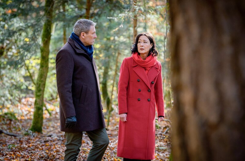 Sophia (Krista Birkner r.) ist bestürzt, als sie das volle Ausmaß von Christophs (Dieter Bach l.) Katastrophe erfährt. – Bild: ARD/​WDR/​Christof Arnold
