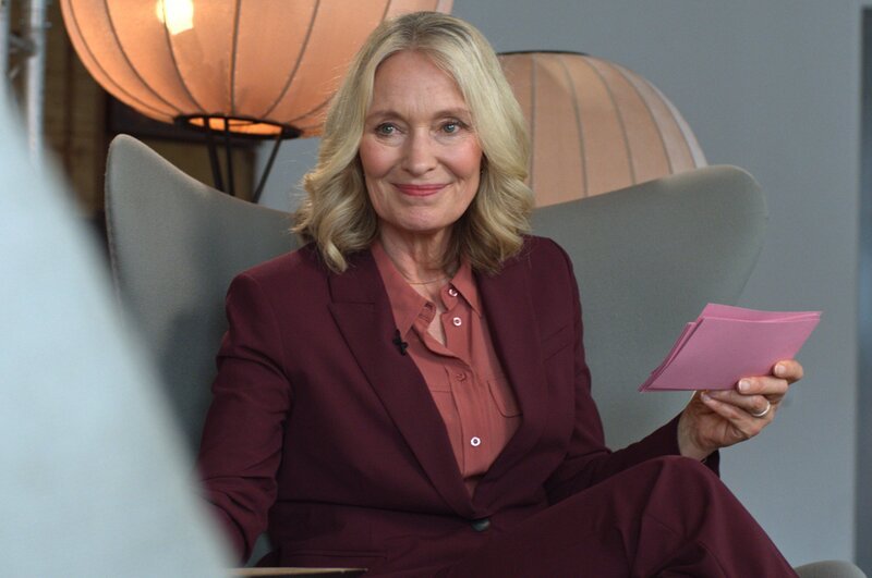 Karin Sievers (Katja Weitzenböck) ist schon seit 30 Jahren das beliebte Gesicht des Morgenmagazins. – Bild: Christian Klopp /​ ZDF