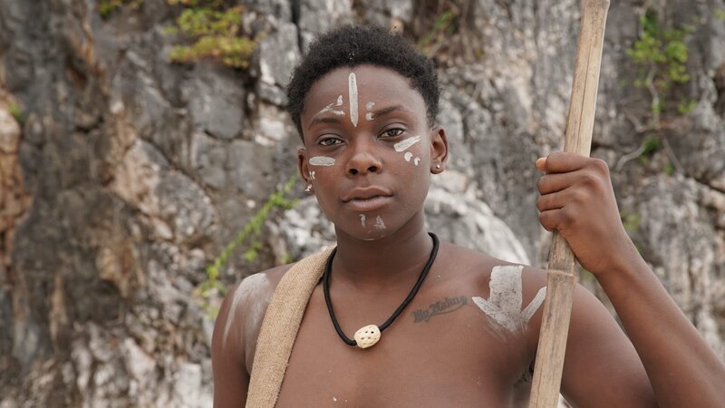 Constance close up hero shot with face paint and staff – Bild: Warner Bros. Discovery