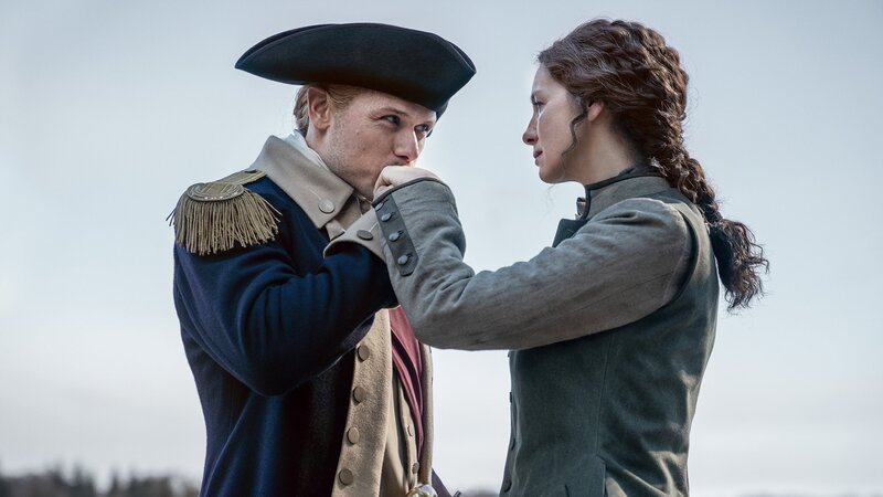 Schwerer Abschied vor der Schlacht: Sam Heughan als Jamie Fraser, Caitriona Balfe als Claire Fraser – Bild: SRF/​Sony Pictures Television Inc.