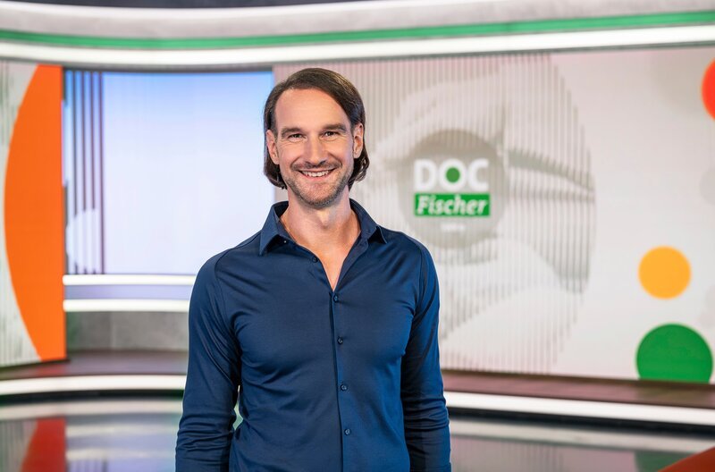 Der Arzt und Moderator Prof. Dr. Derek Zieker-Fischer präsentiert neueste medizinische Erkenntnisse und Behandlungsmethoden und gibt Tipps, wie man fit und gesund bleiben kann. – Bild: SWR/​Patricia Neligan