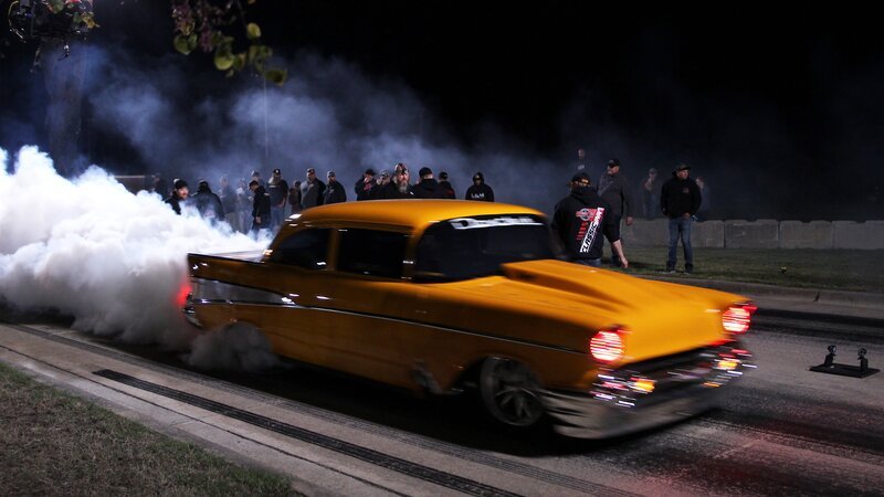 Jeff Lutz does a burnout before his race against Chuck – Bild: Discovery Channel