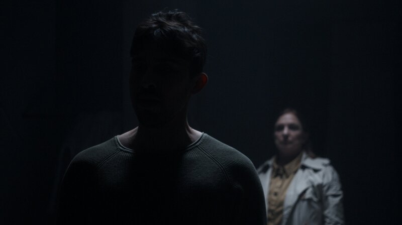 Aaron (Kai Bosse) hat sich in eine Abwärtsspirale begeben und seine Mutter Monika (Evelyn Plank) kommt zu Besuch, um nach ihm zu sehen. – Bild: SWR/Filmakademie Baden-Württemberg Aaron (Kai Bosse) hat sich in eine Abwärtsspirale begeben und seine Mutter Monika (Evelyn Plank) kommt zu Besuch, um nach ihm zu sehen. – Bild: SWR/Filmakademie Baden-Württemberg
